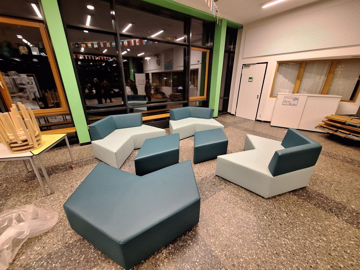 Neue Sitzmöbel für unsere Aula – ein Geschenk des Fördervereins Neue Sitzmöbel für unsere Aula – ein Geschenk des Fördervereins