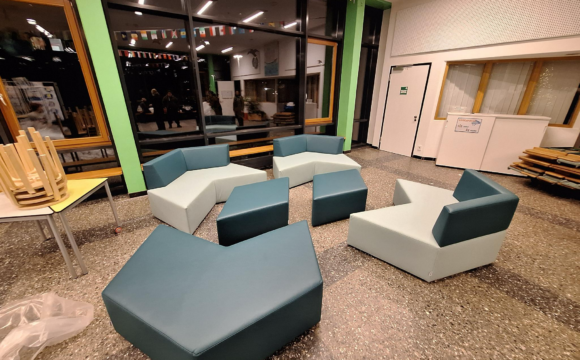Neue Sitzmöbel für unsere Aula – ein Geschenk des Fördervereins