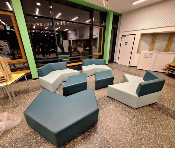 Neue Sitzmöbel für unsere Aula – ein Geschenk des Fördervereins