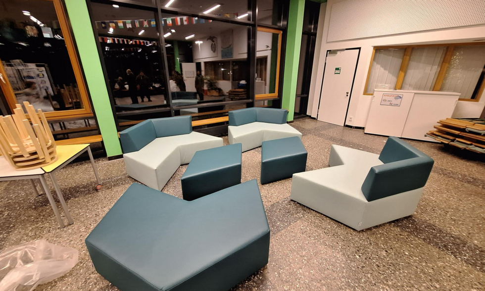 Neue Sitzmöbel für unsere Aula – ein Geschenk des Fördervereins